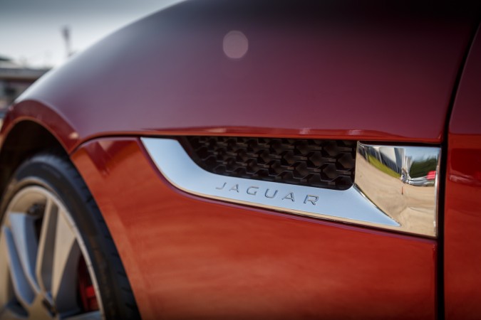 Jaguar F-Type V8R Coupe 14