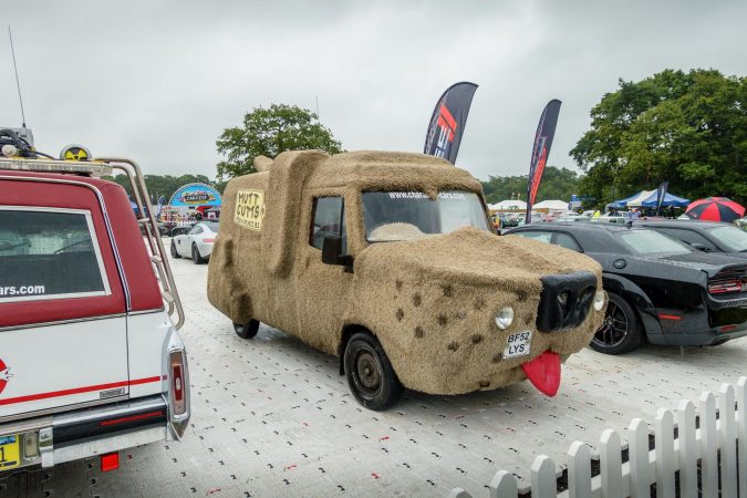 Mutt Cutts van from the film Dumb and Dumber