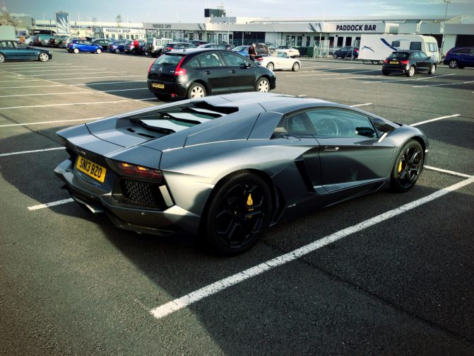 LAMBORGHINI AVENTADOR 2