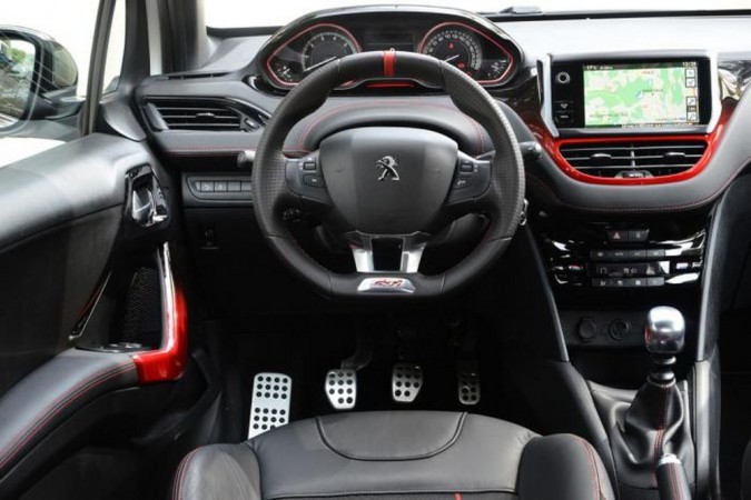 peugeot-208-gti-3-interior_1000x667