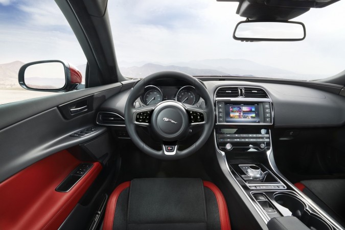 Jaguar XE (6)