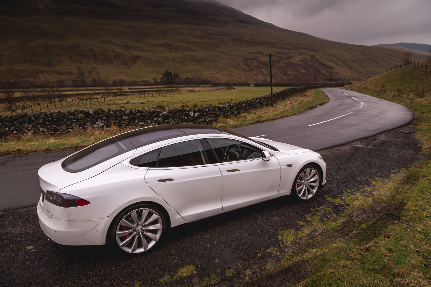 Tesla model s белая