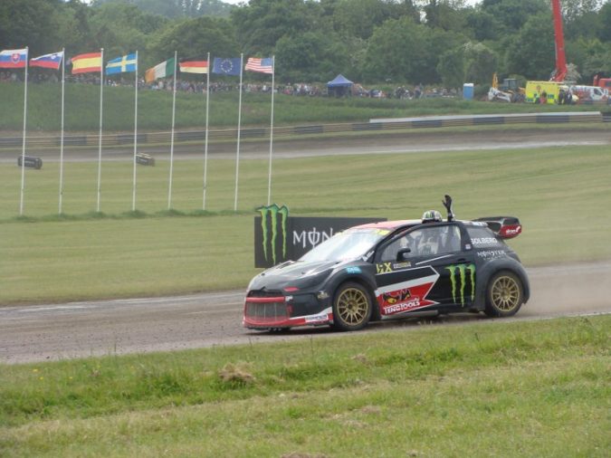 Rallycross RX Final Solberg Victory Lap_800x600