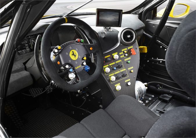 ferrari_488_challenge_interno_1