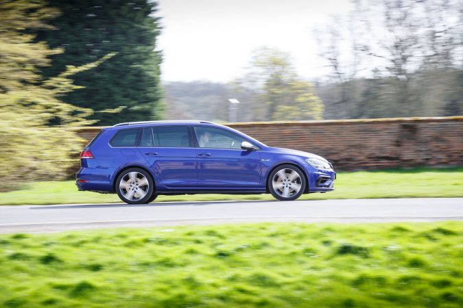 Volkswagen Golf Estate R side test