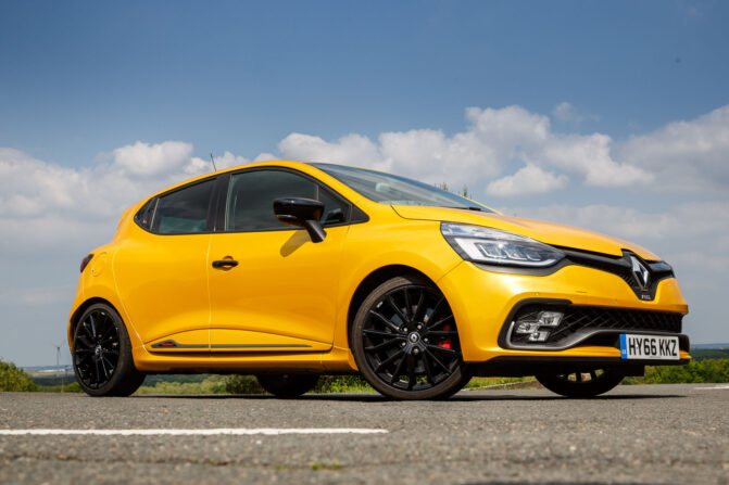 2017 Renault Clio Renault Sport 220 Trophy 2