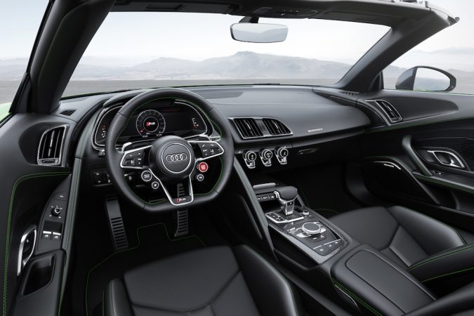 R8 Spyder V10 Plus interior