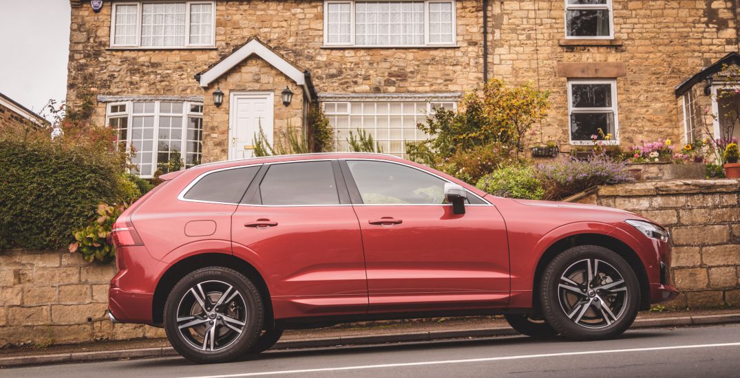 2017 Volvo XC60 R Design Red 4