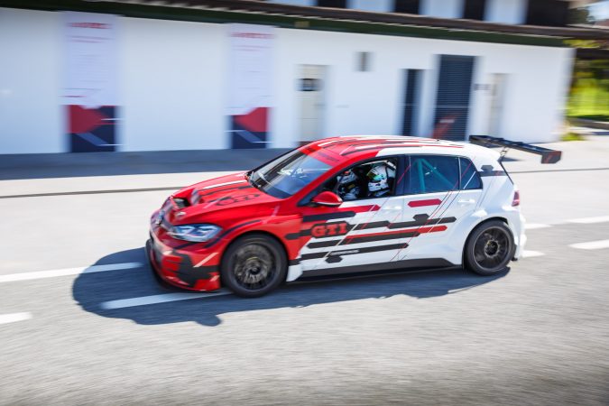 2018 Volkswagen Golf GTI TCR Ascari 8