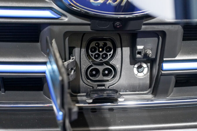How Much To Charge Electric Car UK