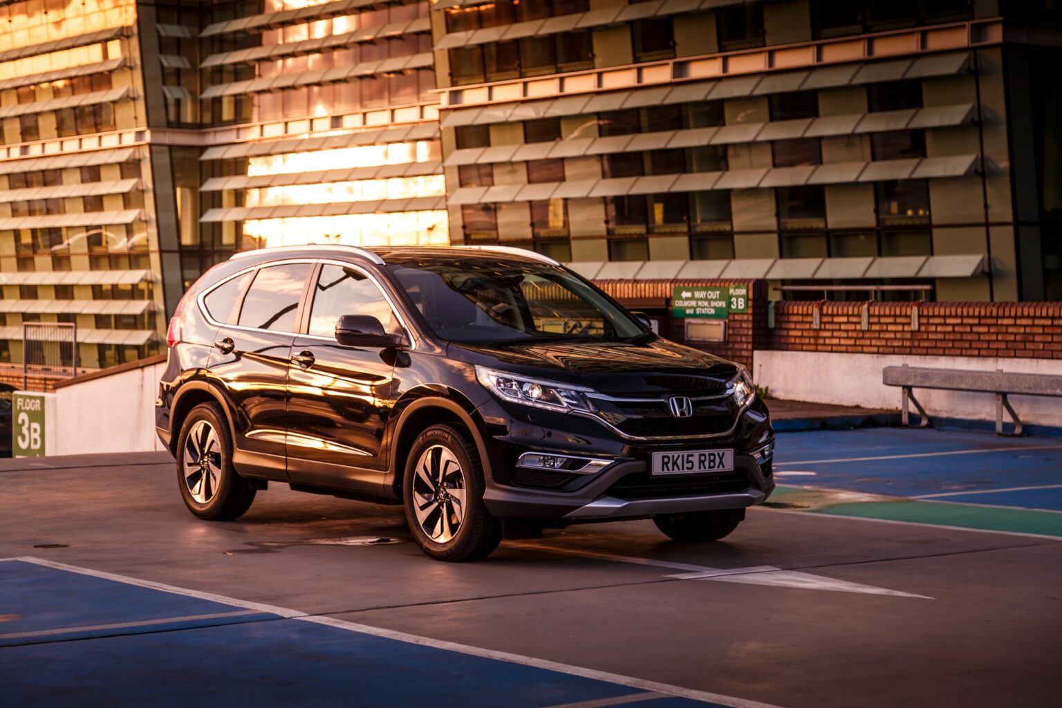 Honda CRV Hybrid vs Toyota RAV4 Hybrid Comparison & Specs