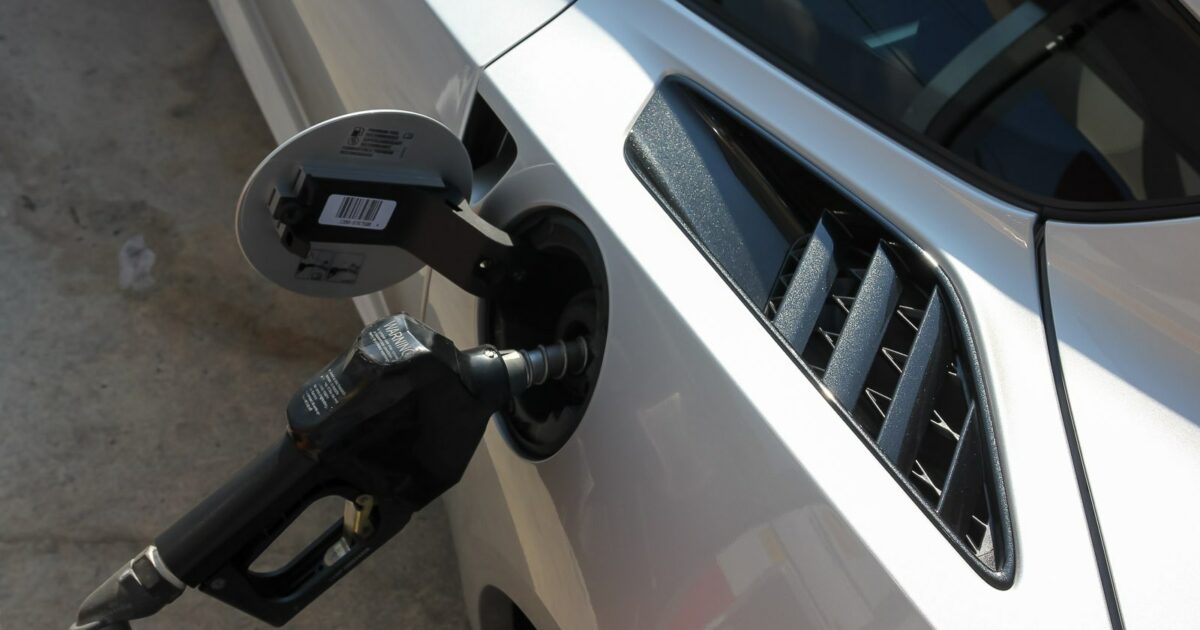 How To Put Gas In A Car 🏎️ What's The Right Way Of Doing It?