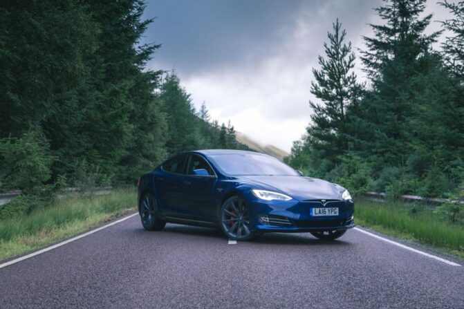 how much does a tesla battery weigh