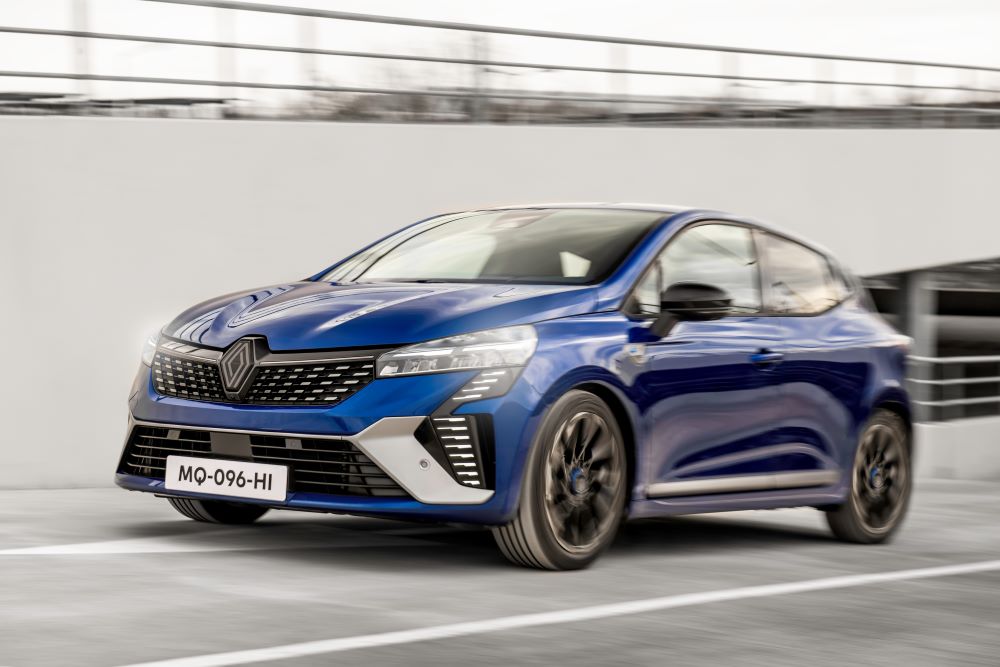 Clio E-Tech Full Hybrid: Modern, Sustainable, & High-Tech